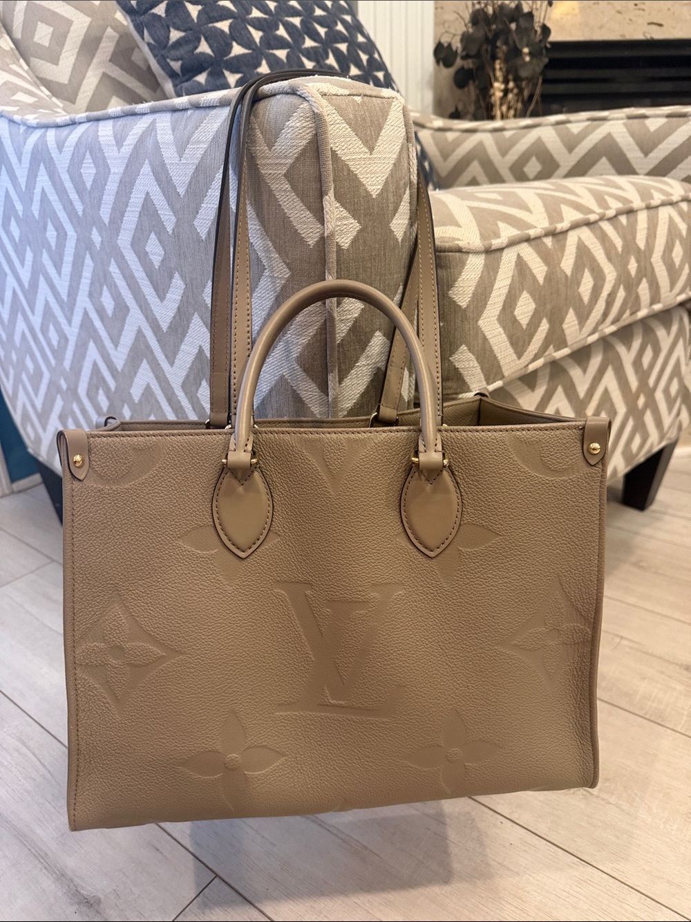 AUTHENTIC Louis Vuitton OnTheGo MM Tourter Embossed Monogram Tote